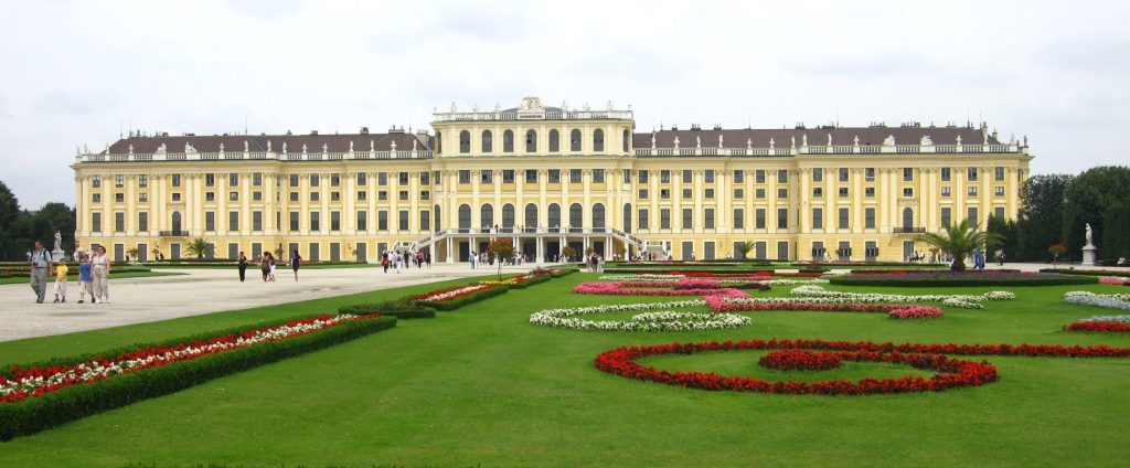 美麗與哀愁──美泉宮的金枝玉葉